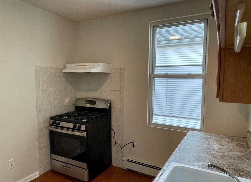 Building Photo - 75 Putnam St