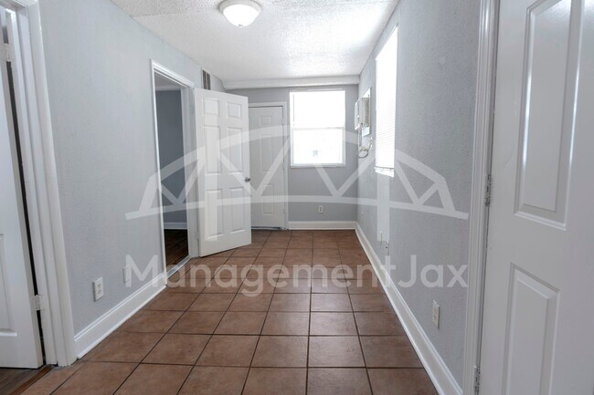 Building Photo - 1044 W 28th St