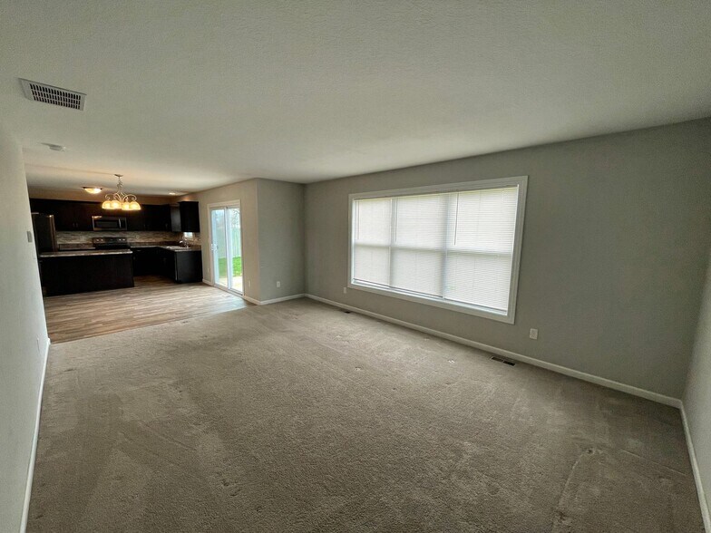 Building Photo - 15266 Delphinium Pl