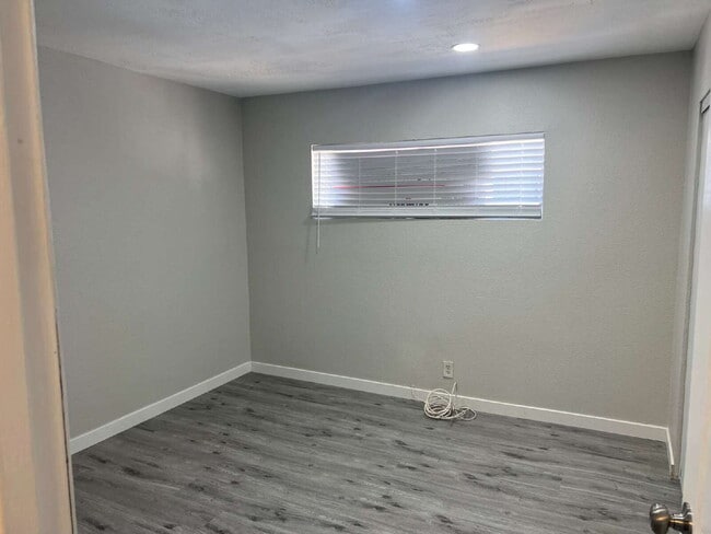 Building Photo - ½ OFF First Month's Rent! Updated Apartment in a Prime Central Las Vegas Location