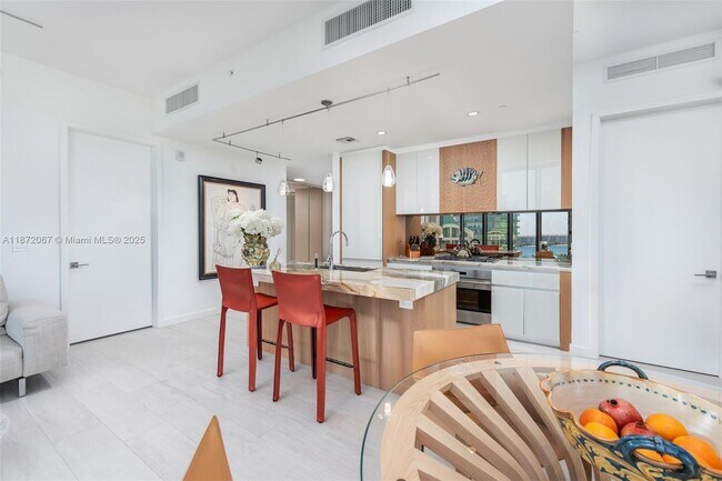 Building Photo - 2831 S Bayshore Dr