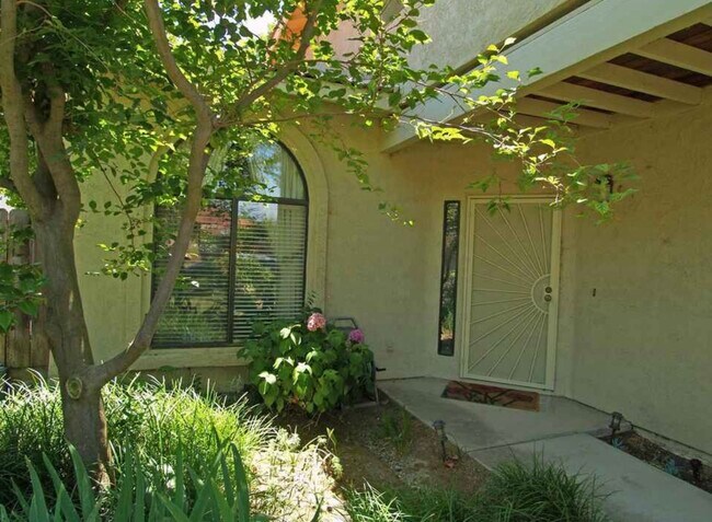 Building Photo - 2524 Garlandwood Dr