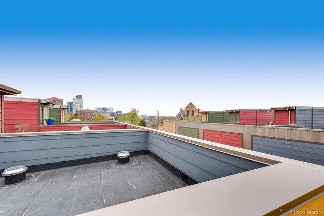 Building Photo - Immediate Availability! Stunning Modern lu...