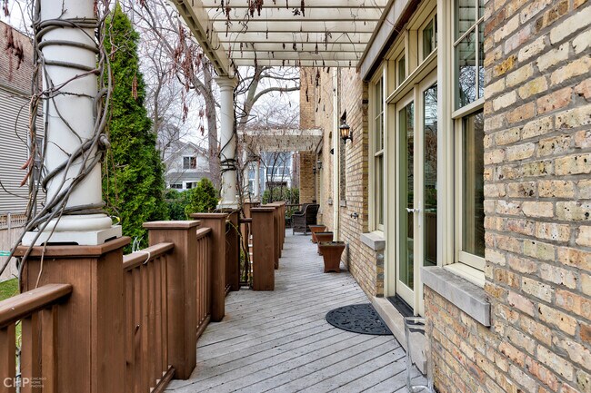 Building Photo - 2663 N Marshfield Ave