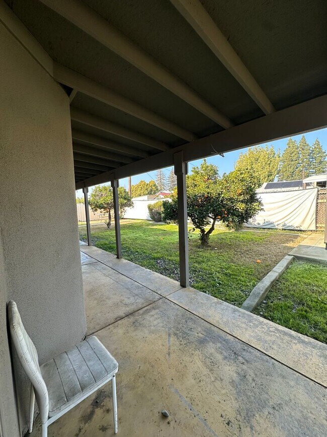 Building Photo - Charming Home Rent Ready !