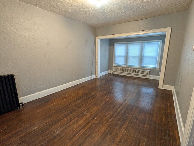 Building Photo - Multi Unit building Upper Rear Unit