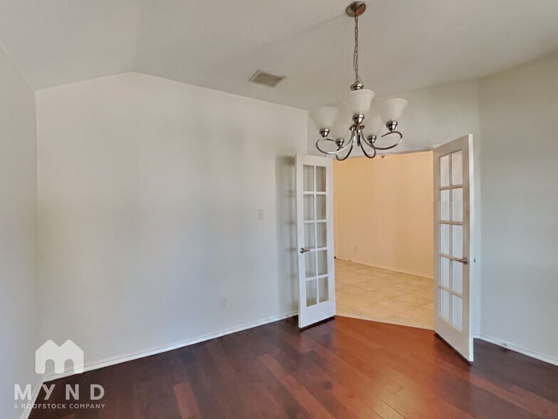 Building Photo - 5591 Coventry Drive