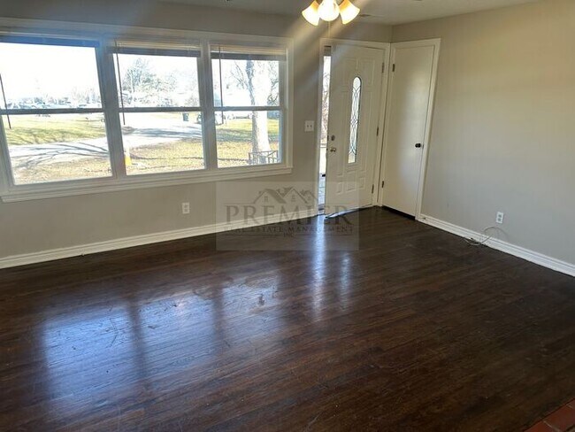 Building Photo - 8205 E 53rd KC MO -3 bed / 1 full bathroom...