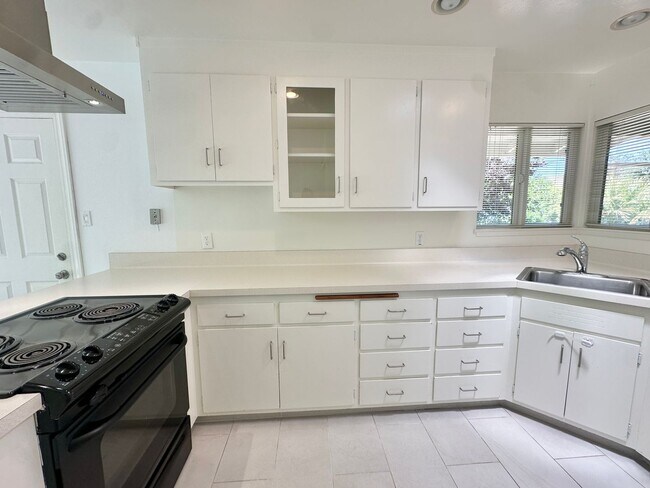 Building Photo - Charming Terra Linda Home in San Rafael
