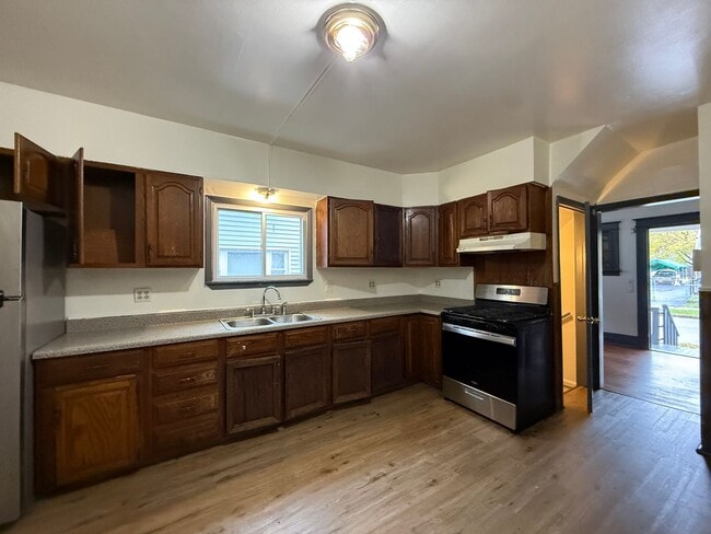 Building Photo - NICE 3 BEDROOMS WITH FULL BATH MOVE-IN READY!