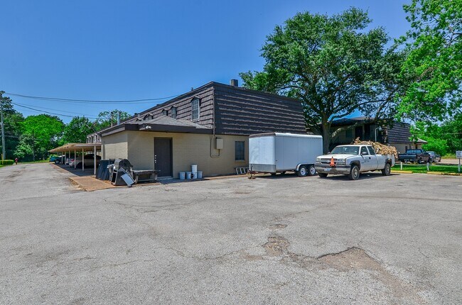 Building Photo - 1526 East Ave