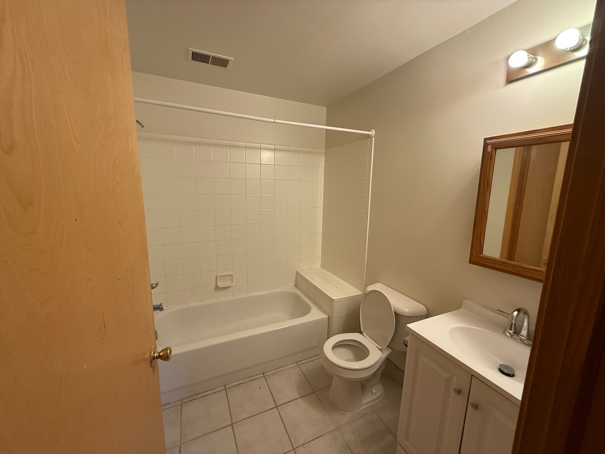 Building Photo - 2216 Frazho Rd