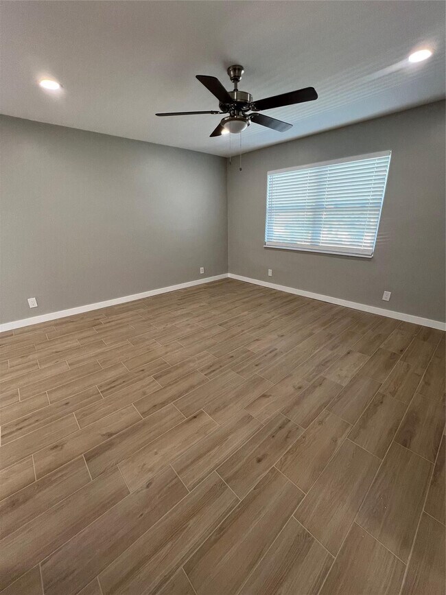 Building Photo - 2016 NE 17th Ct