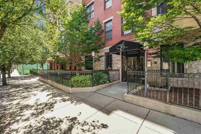 Building Photo - 830 Monroe St