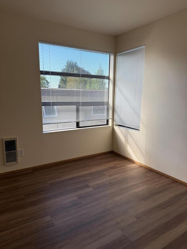 Building Photo - 2 bedroom in Seattle WA 98119