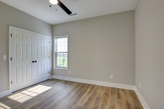 Building Photo - 102 Riverbend Dr