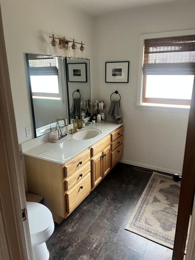 Building Photo - 3 BED | 1.5 BATH | SPACIOUS HOME | CENTRAL