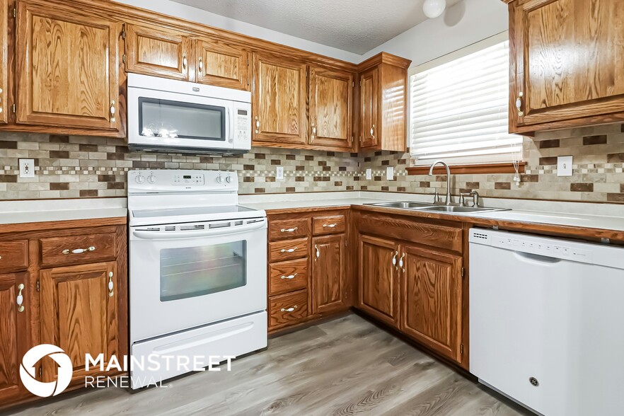 Building Photo - 844 SW Country Hill Dr