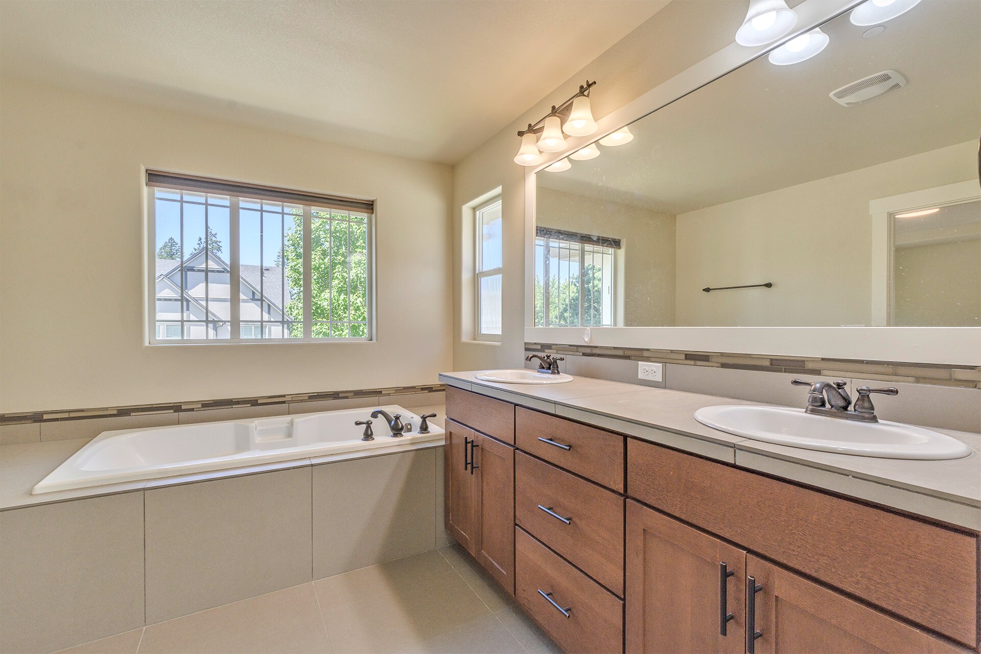 Building Photo - 476 NE 76th Ave