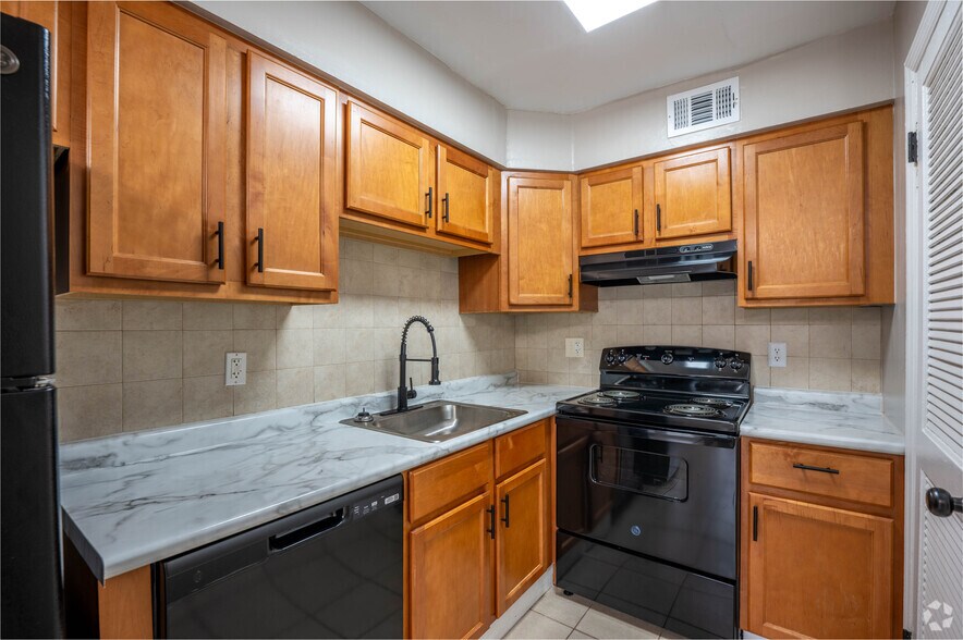 2BR, 1.5BA - 1,000SF - Kitchen - Riverside