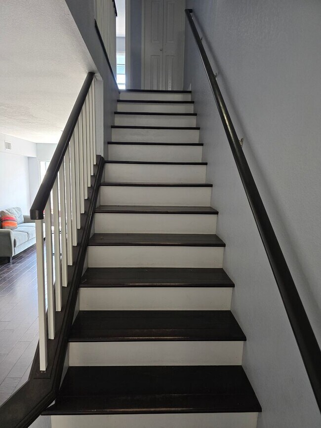 Building Photo - Three bedroom, three bathroom townhouse wi...