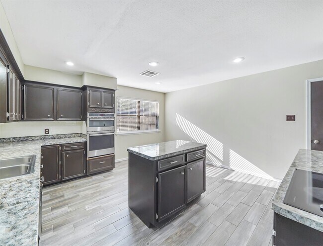 Building Photo - 2304 Colleen Dr