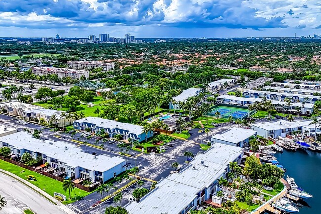 Building Photo - 2500 Parkview Dr