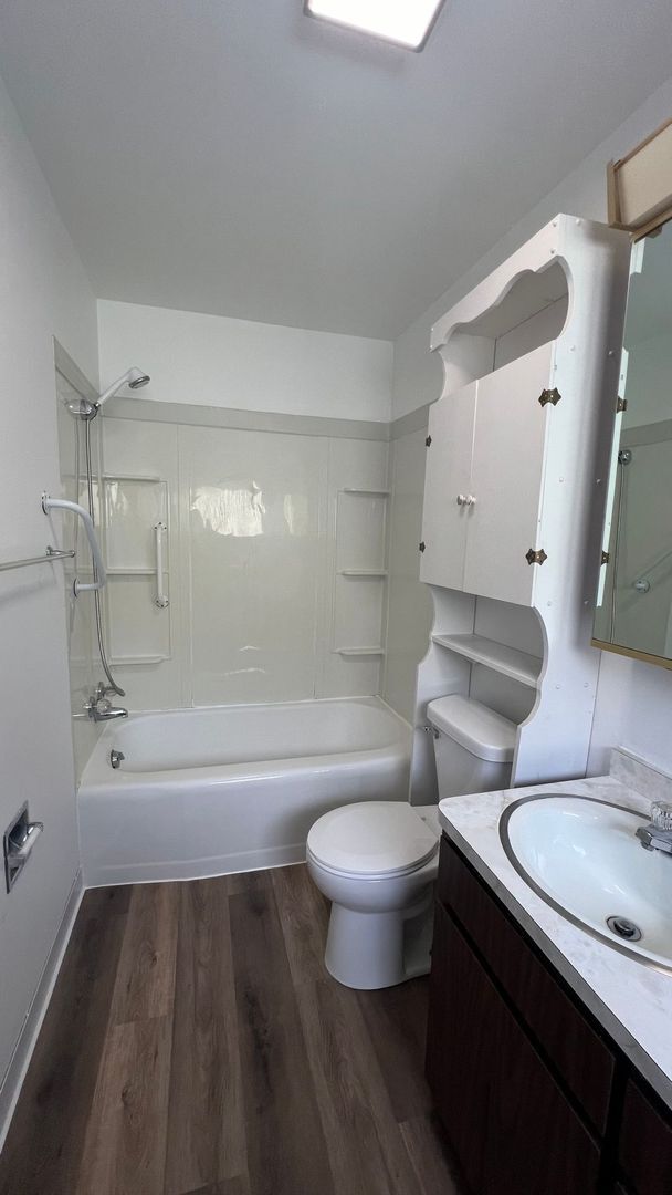 Building Photo - Lovely Spacious House in great location !!