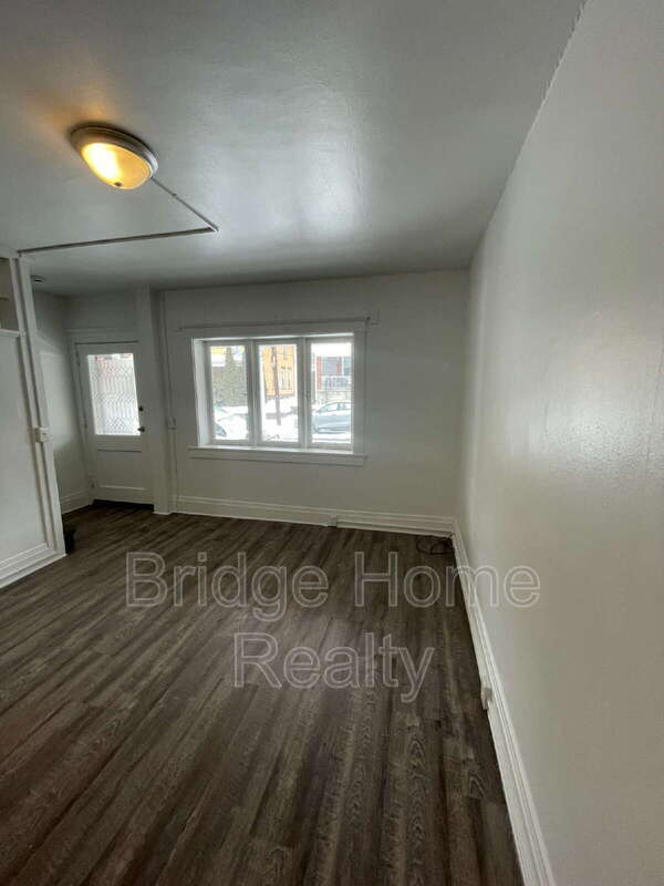 Building Photo - 136 S Spring Ave