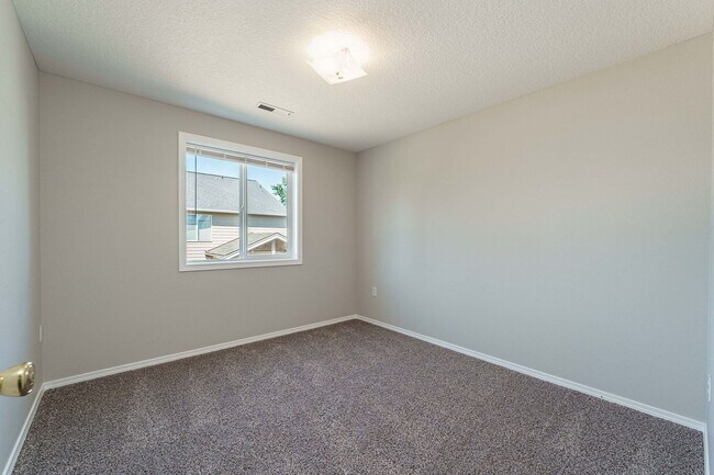 Building Photo - Your Next Home Awaits! 4BR/2.5BA with Fenc...
