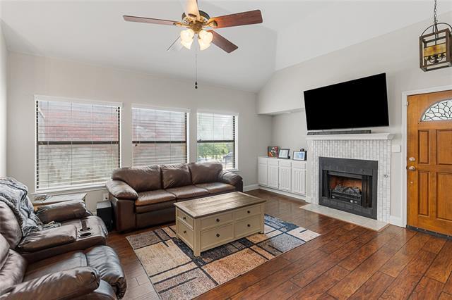 Building Photo - 2219 Greenview Dr