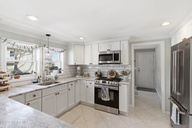 Building Photo - 616 Newport Ave