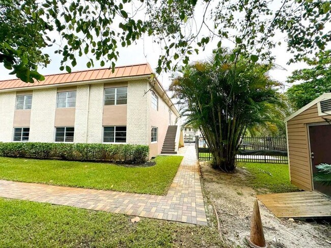 Building Photo - 124 NE 19th Ct