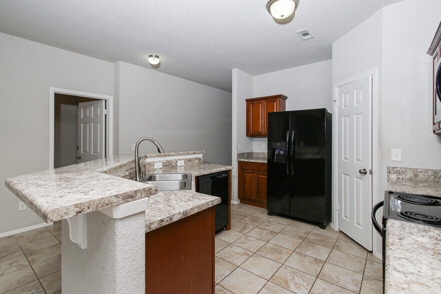 Building Photo - 2711 Wyandotte Ave