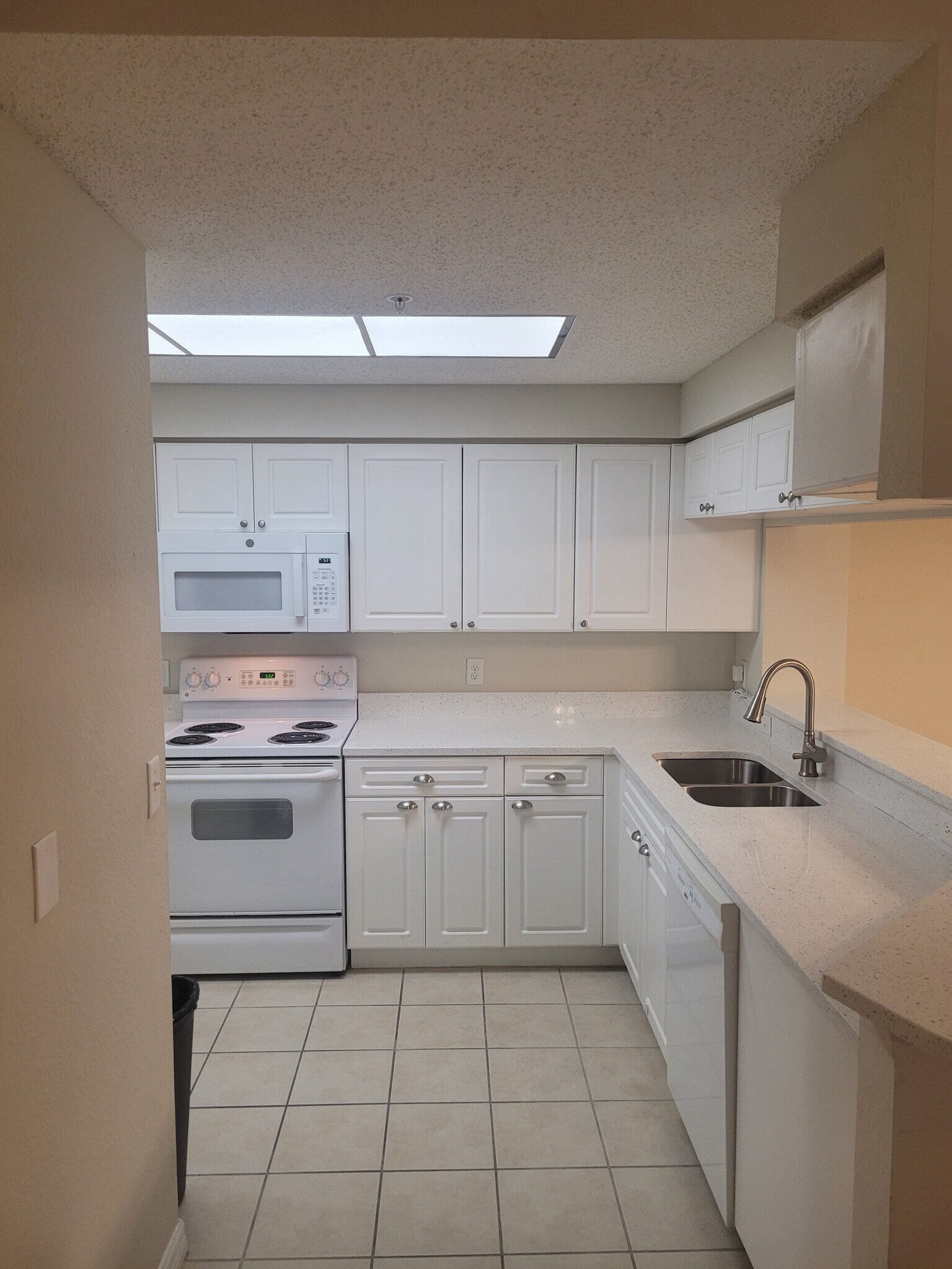 KITCHEN - 3018 Alcazar Pl