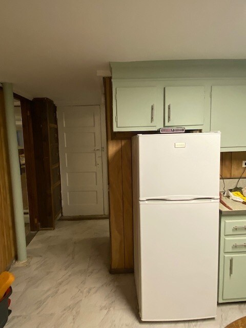 kitchen - 212 Alpine Pl