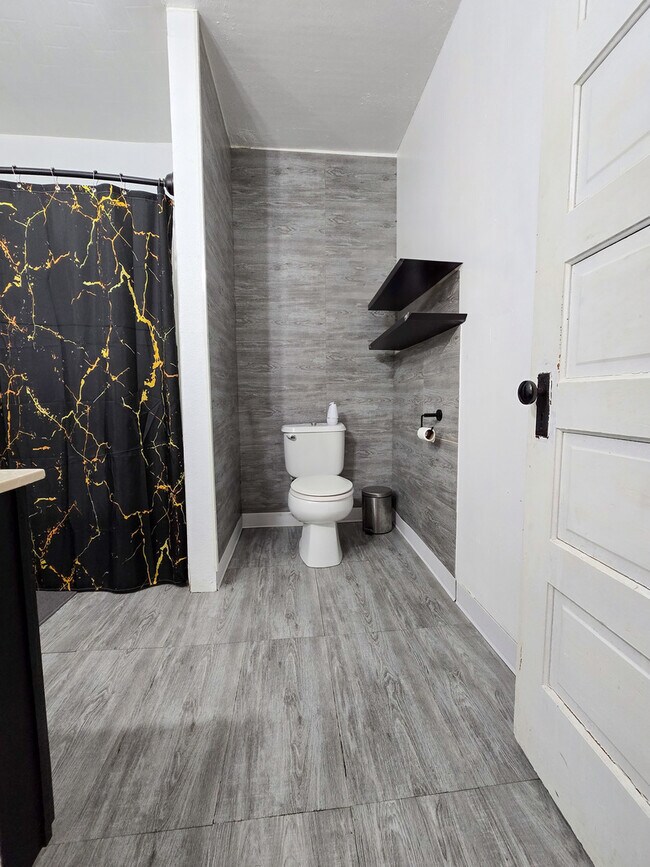 Building Photo - 481 Division St