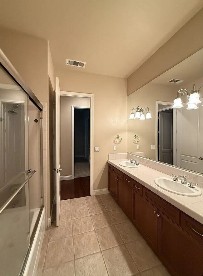 Building Photo - Spacious Luxury Home in Prestigious Country Club Community