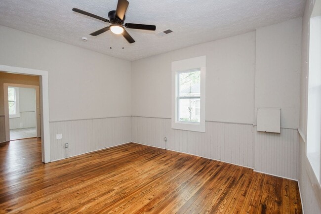 Building Photo - 208 W Cherry St
