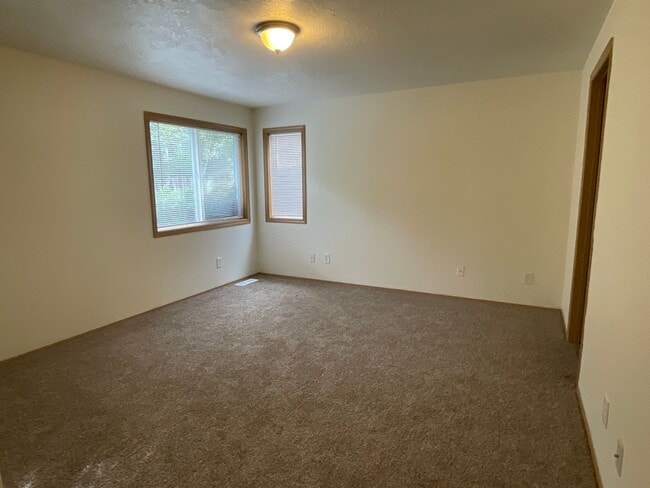 Building Photo - 3 Bd/2 Ba House with Fresh Paint and Updat...