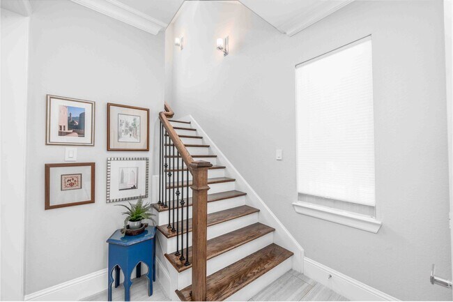 Building Photo - Luxury End Unit Rental with Elevator, Downtown Views, and Sky Deck ($150 off the second month!)