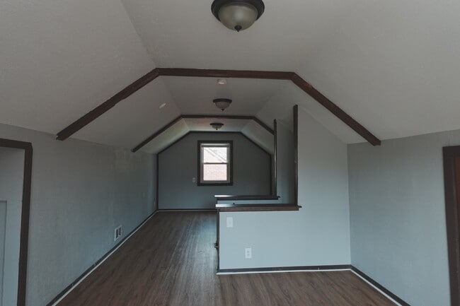 Building Photo - 256 Brentwood St