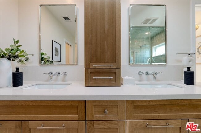 Building Photo - 211 Bellino Dr