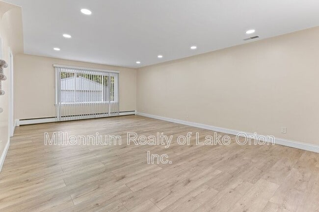 Building Photo - 24034 Meadowlark St