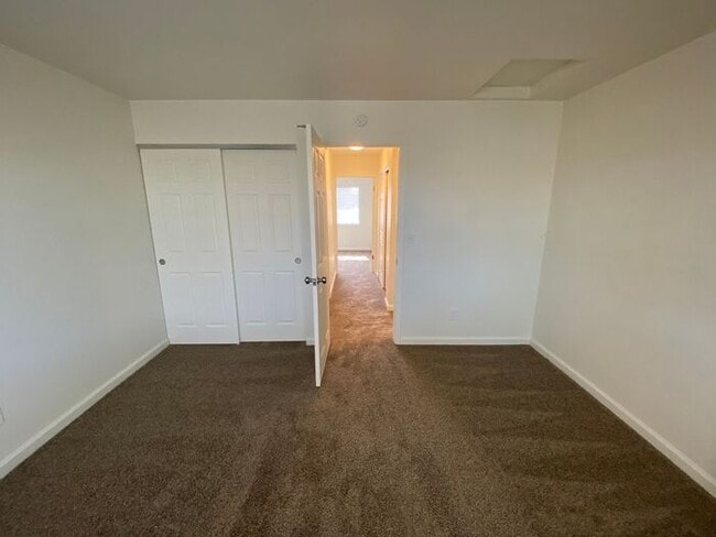 Building Photo - 2 Bedroom Townhouse - Garage/Washer-Dryer ...