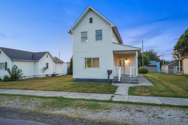 Primary Photo - Beautiful Home with Large Two-Car Garage -...