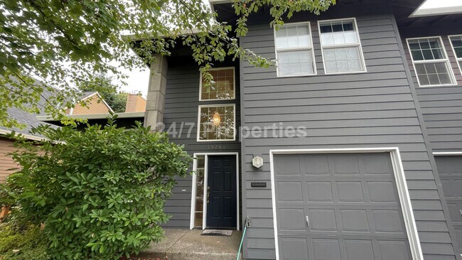 Building Photo - Inviting 3 BD | 2.5 BA Home w/ Massive Bac...