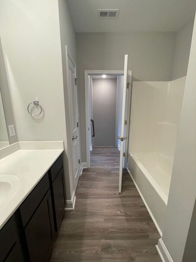 Building Photo - 3 Bedrooms, 2.5 Baths 2-story townhome