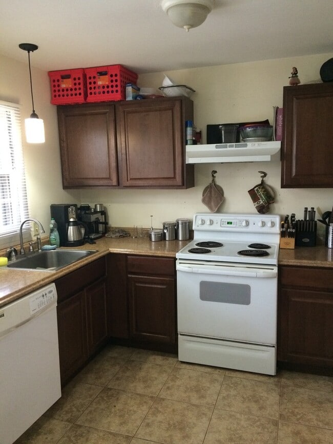 Building Photo - 3 Blocks from CU! Great South Boulder Location Preleasing for August 1st 2026