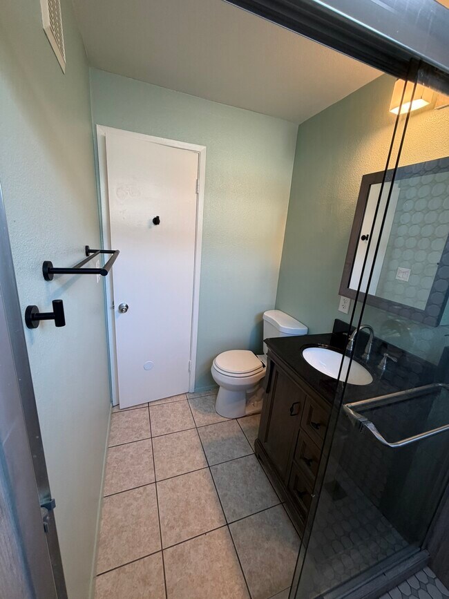 Building Photo - 618 Clubhouse Ave